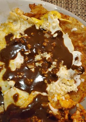 Una foto de Tortihuevos enmolados