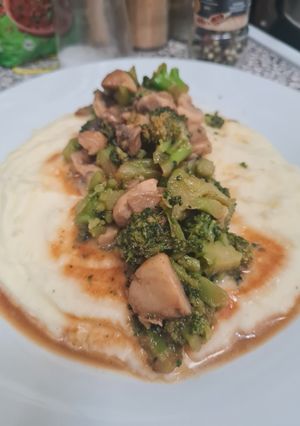 Krémes burgonyapüré, gombás brokkolis raguval (vegán) recept fotója