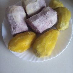 A picture of Boiled Arrow root and sweet potatoes.