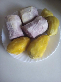 A picture of Boiled Arrow root and sweet potatoes.