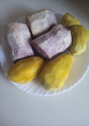 A picture of Boiled Arrow root and sweet potatoes.