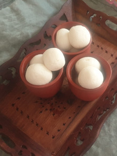 स्पंजी रसगुल्ले (spongy rasgulla recipe in Hindi) रेसिपी मुख्य फोटो