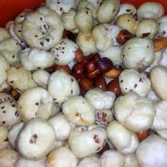 A picture of Peanuts & Makhana.