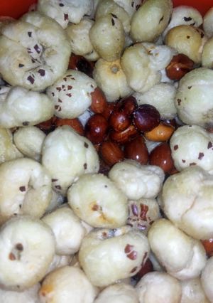 A picture of Peanuts & Makhana.
