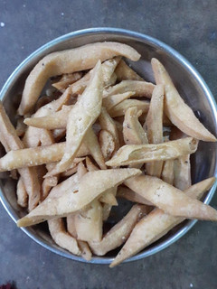 नमक पारे (namak pare recipe in Hindi) रेसिपी मुख्य फोटो