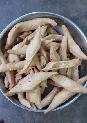 नमक पारे (namak pare recipe in Hindi) रेसिपी मुख्य फोटो