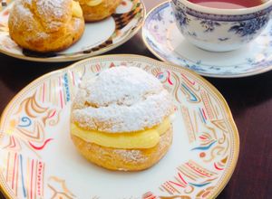 Una foto de Profiteroles o bombas de crema dobles Francés chou a la crème🇫🇷🇺🇾🇯🇵ダブルクリームのシュークリーム