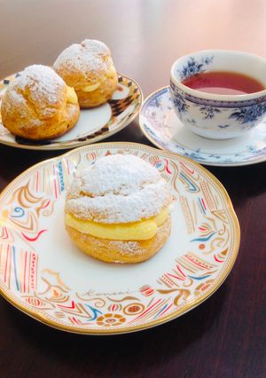 Una foto de Profiteroles o bombas de crema dobles Francés chou a la crème🇫🇷🇺🇾🇯🇵ダブルクリームのシュークリーム