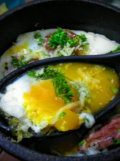 Una foto de Huevos en el caldero de la abuela con chorizo argentino!