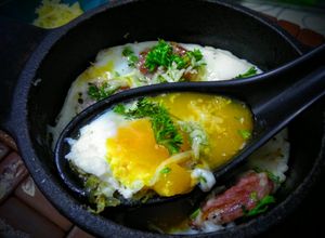 Una foto de Huevos en el caldero de la abuela con chorizo argentino!