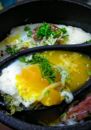 Una foto de Huevos en el caldero de la abuela con chorizo argentino!