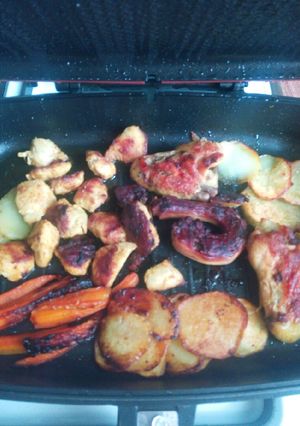 عکسی از دستور جوجه تابه ای با دورچین سیب زمینی و هویج الی پز 😋😍