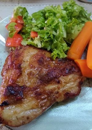 Una foto de Pechito de cerdo al Grille con ensalada