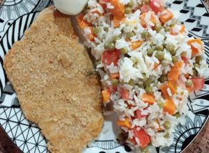 Una foto de Ensalada súper fresca!! Arroz, zanahoria, arveja y tomate