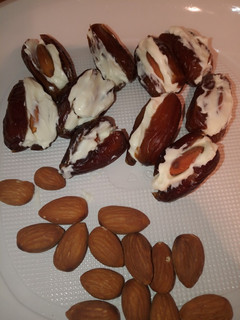 Una foto de Dátiles rellenos queso con almendras