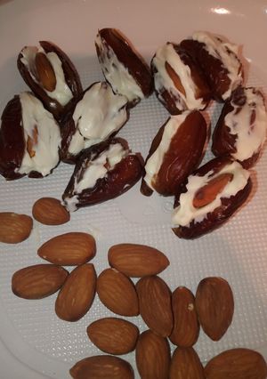 Foto principal de Dátiles rellenos queso con almendras