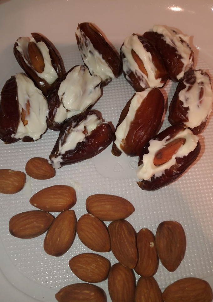 Una foto de Dátiles rellenos queso con almendras