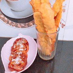 A picture of Fafda jalebi.
