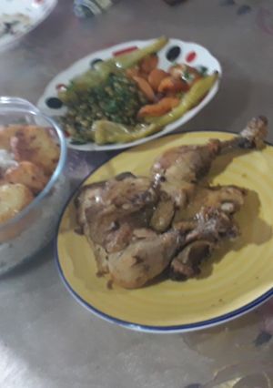 Une photo de Cuisses de poulet rôties au riz, carottes, petits pois et pomme de terre