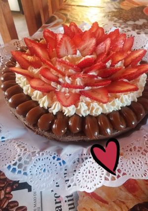Una foto de Brownie con Nueces, dulce de leche, Crema y Frutillas! 💣💥🤤