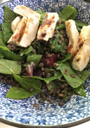 Foto de Salada de lentilhas, frango e espinafre