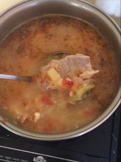 Una foto de Caldo de surubí