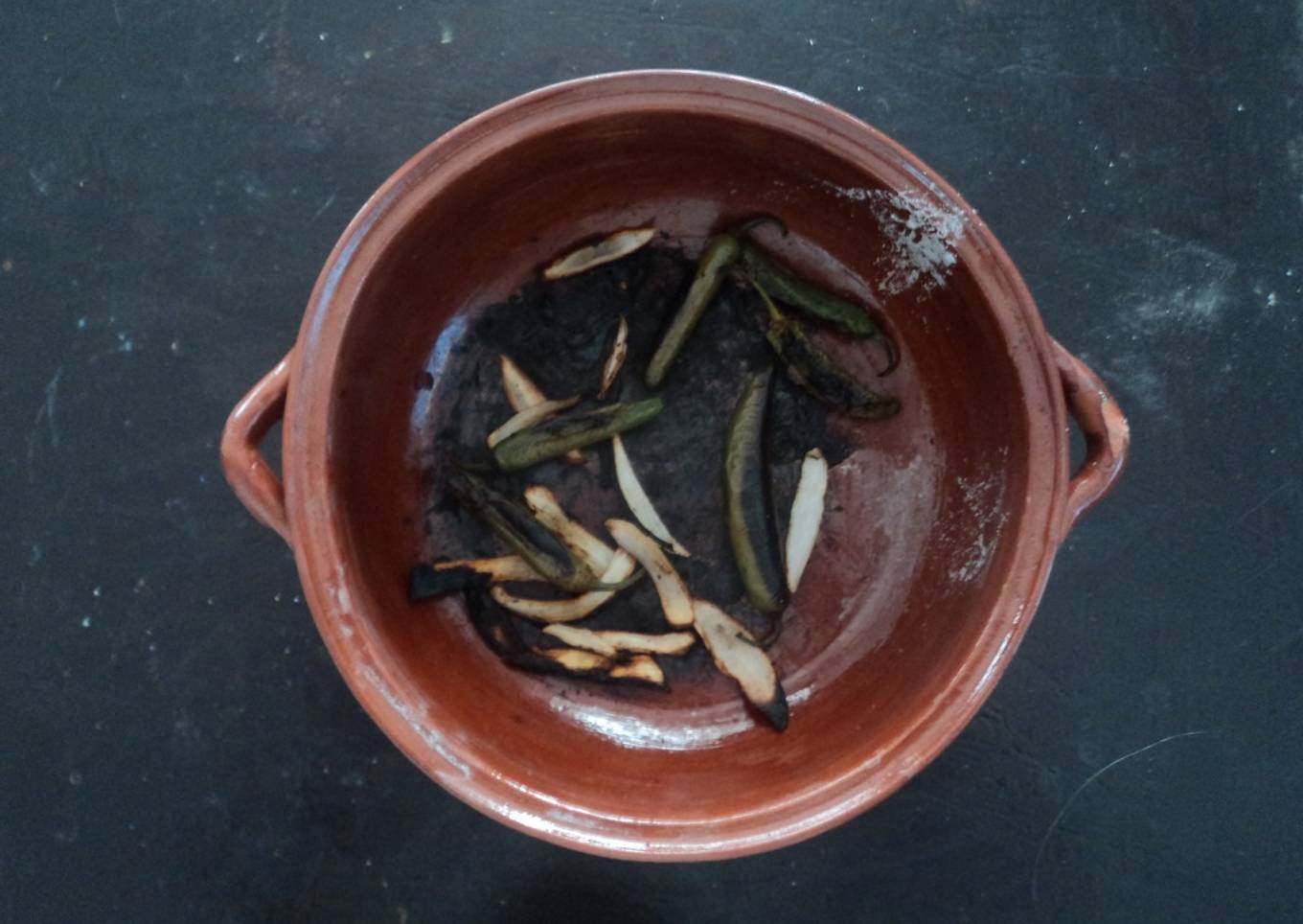 Chiles toreados con cebolla asada