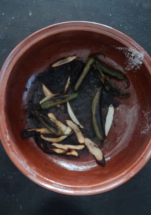Una foto de Chiles toreados con cebolla asada