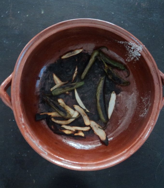Una foto de Chiles toreados con cebolla asada
