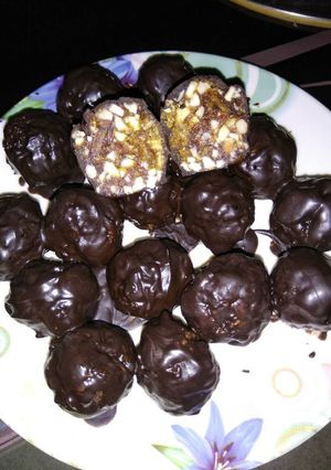 डेट ड्राई फ्रूट चॉकलेट बॉल (Date dry fruit chocolate ball recipe in hindi) रेसिपी मुख्य फोटो