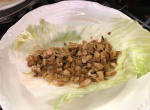 Una foto de Tacos de Pollo en tortilla de Lechuga a la Sonorense