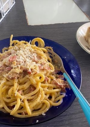 Una foto de Espagetis a la carbonara (lo más auténticos que puedo lograr hacer) 🤌🏼🤌🏼🤌🏼🤌🏼