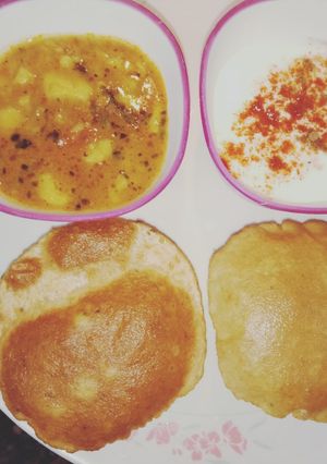 A picture of Khasta kachori with aloo sabji.