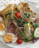 Bacalhau com Cebolada e Salada Colorida