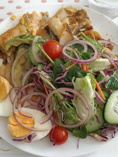 Foto de Bacalhau com Cebolada e Salada Colorida