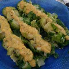 A picture of Coles de Bruselas con salsa roquefort.