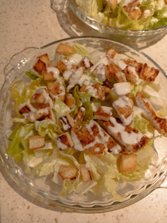 عکسی از دستور سالاد سزار ساده شده با مرغ گریل