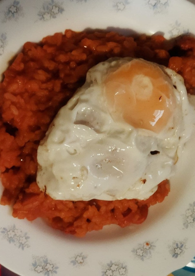 Una foto de Arroz con tomate  y Huevo