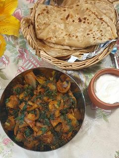 आलू पालक सब्जी(Aloo palak sabzi recipe in hindi) रेसिपी मुख्य फोटो