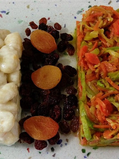 Una foto de Gnocchis en leche de coco y salteado de espaguetis de verduras con anís y frutos secos