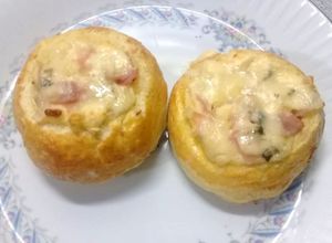 Una foto de Pan relleno con quesos y jamón 😋