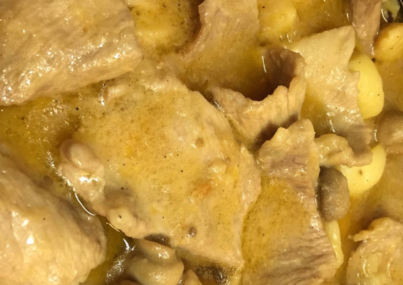 Fricandó de secreto con patatas y champiñones