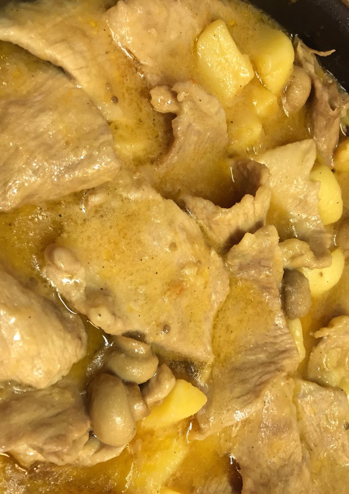 Una foto de Fricandó de secreto con patatas y champiñones