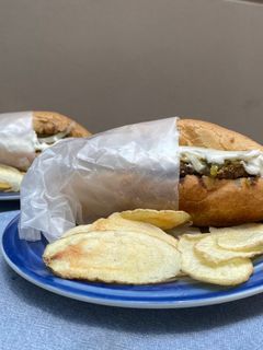 Una foto de Torta de chilaquiles con milanesa