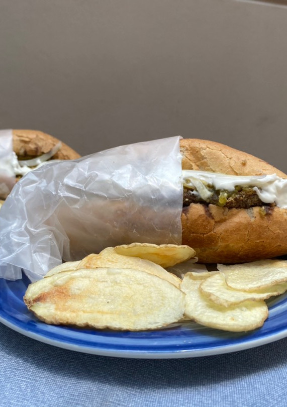 Una foto de Torta de chilaquiles con milanesa
