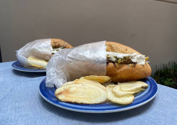 Torta de chilaquiles con milanesa