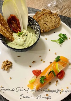 Une photo de Crème de brocolis et roulé de truite fumée et fromage épicé