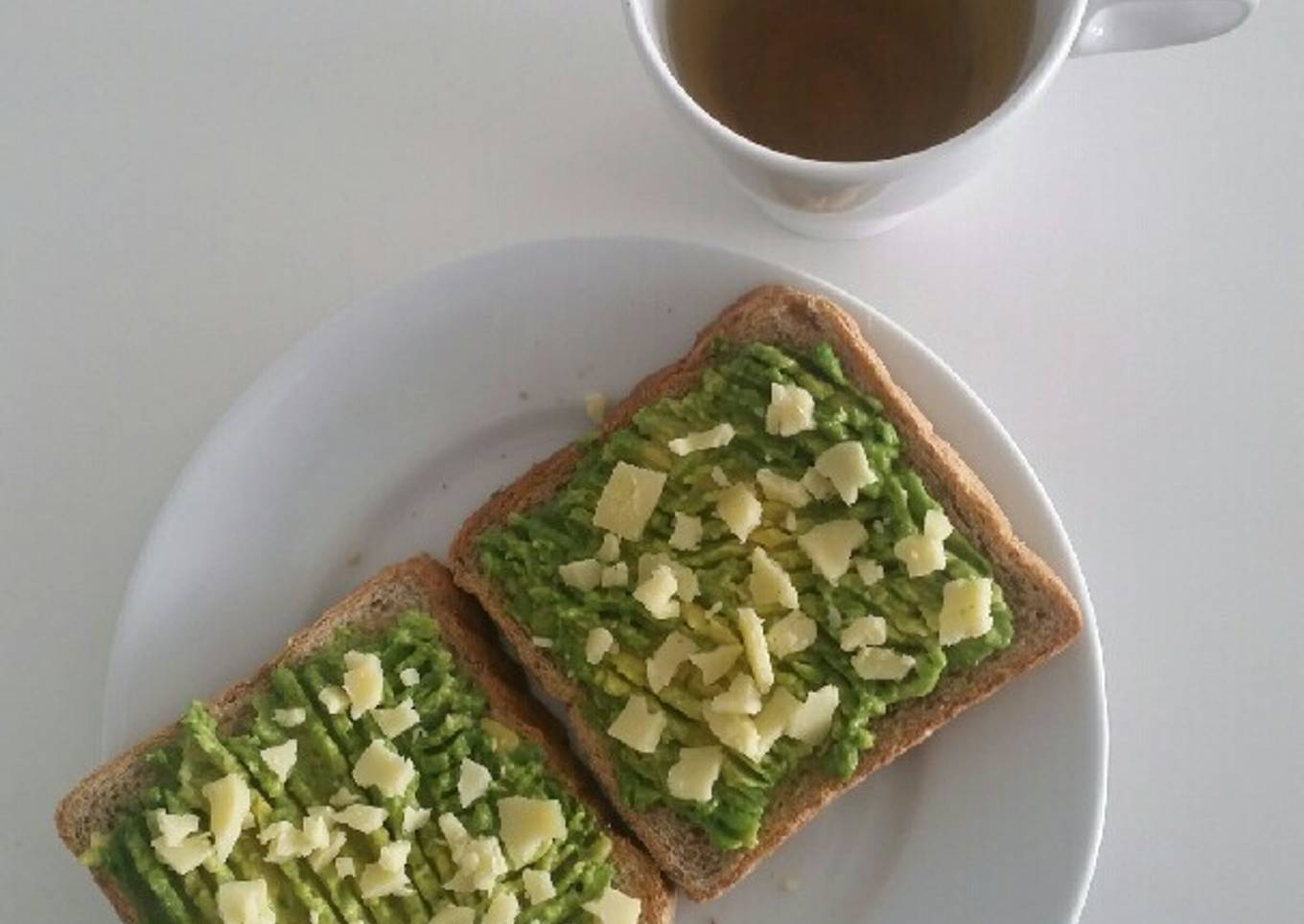 Desayuno saludable con tostadas de aguacate