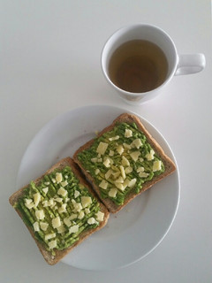 Foto principal de Desayuno saludable con tostadas de aguacate