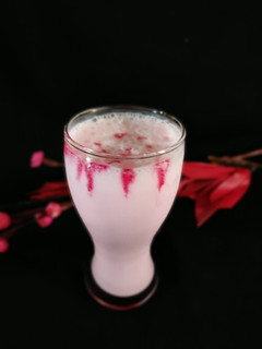 રોઝ લસ્સી (Rose Lassi Recipe In Gujarati) રેસીપી મુખ્ય ફોટો
